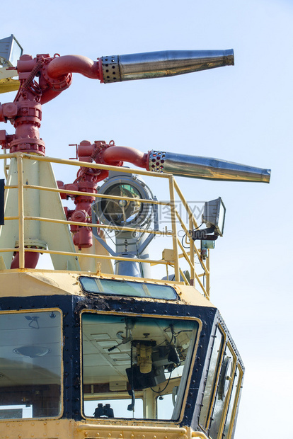 一艘帆船的消防栓对准蓝天帮助保护坚持图片