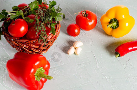 花园颜色新鲜配西红番茄胡椒香料和的篮子配红番茄辣椒草药图片