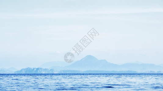 放松旅游泰国安达曼海雾日风景天蓝色图片