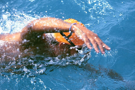 游泳在蓝水中自由运动问候青少年速度图片