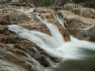 佩德里萨墙纸松弛瓜达拉姆山瀑布和西班牙马德里社区的溪流中拉佩德里扎LaPedriza图片