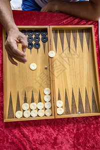 男人在玩TablaTop视图时扔骰子传统的木头细节图片