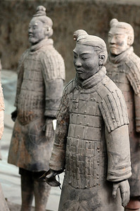 著名的特拉科塔战地武士在西安红陶雕塑东方的图片
