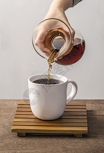 陶瓷制品将咖啡倒入杯子的手厨房年轻图片