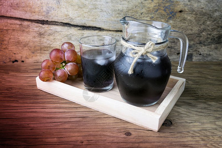 木桌上的鲜葡萄和果汁苏打营养饮食图片