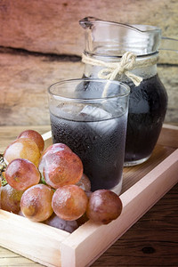 新鲜凉爽的木桌上鲜葡萄和果汁季节图片