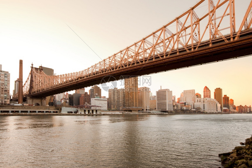 公寓著名的美国纽约州市曼哈顿东河和上城的皇后区伯罗桥建筑物图片
