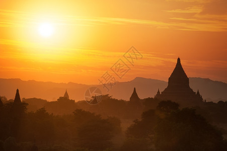 天空晚上地点缅甸巴甘王国Bagan古老佛教寺庙的惊人日落颜色和轮廓以及缅甸旅游地貌和目的图片