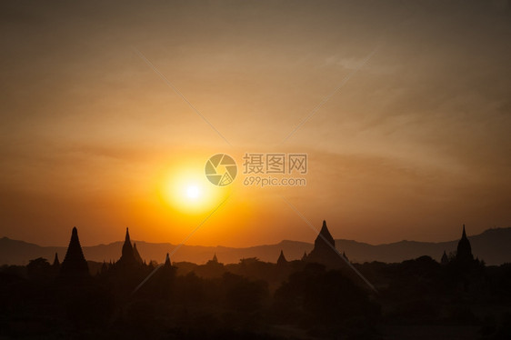 缅甸巴甘王国Bagan古老佛教寺庙的惊人日落颜色和轮廓以及缅甸旅游地貌和目的纪念碑美丽景观图片