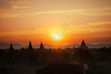 缅甸巴甘王国Bagan古老佛教寺庙的惊人日落颜色和轮廓以及缅甸旅游地貌和目的古老旅行仰光图片