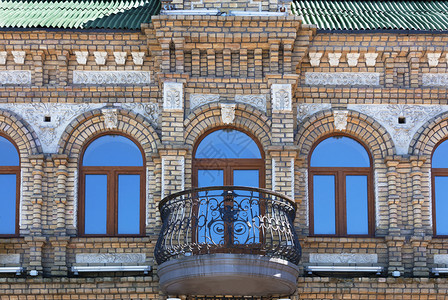 了一座美丽的旧城堡建筑群旧楼的木制窗户反映了清蓝的天空图片素材