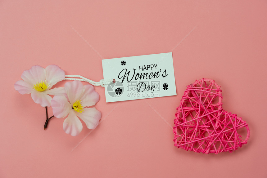 婚礼手工制作的明信片国际妇女节假日装饰的空中图像表顶上视Flat字词8向幸福的妇女节行走粉色纸上有花和卡片的赛季标志图片