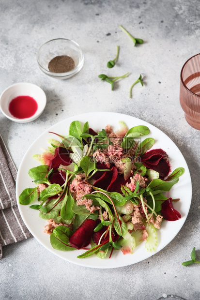 草药最佳食物新鲜健康沙拉Beetroot红色硬壳和罐装金鱼沙拉健康饮食谱制作绿色菜活蔬食谱品有机蔬菜烹饪图片