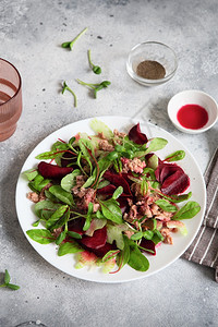 新鲜健康沙拉Beetroot红色硬壳和罐装金鱼沙拉健康饮食谱制作绿色菜活蔬食谱品有机蔬菜烹饪美味的自然叶子图片