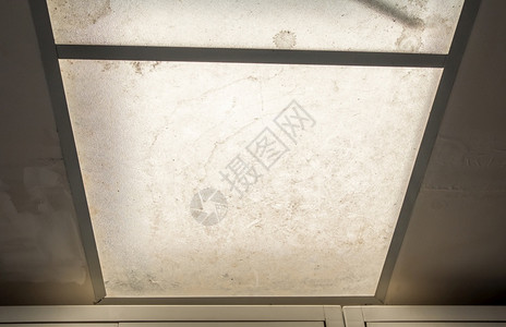 里面国内的自在市政厅厨房天花板上的肮脏半透明平板让灯光照亮房间节省能源帮助保护环境对复制空间的前视面在城市大厦厨房楼顶上铺设了肮图片