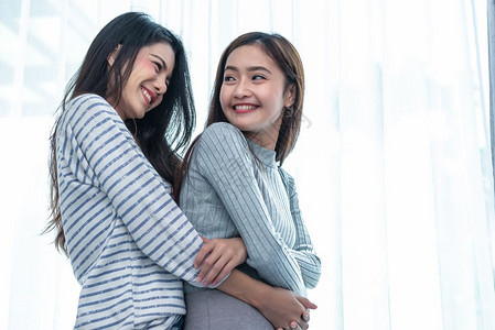浪漫的亲密两个亚洲女者在卧室拥抱和情侣与美人概念快乐的生活方式和家庭甜蜜的主题生活主题爱制作女场景幸福生活方式和温馨的家庭主题肉图片