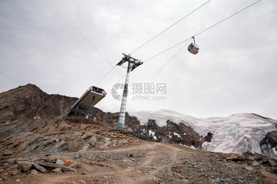 冬季雪山缆车图片