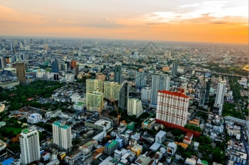 天曼谷市风景泰国曼谷阳光日高楼商业区泰国曼谷BusinessDistrict照亮摩天大楼图片