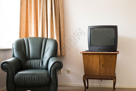 木制古董橱柜的旧式电视起居室的旧设计木制古董橱柜的旧设计用椅子的客厅设计播送空白的复古图片