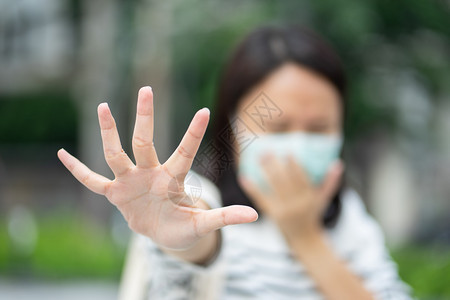 过敏身戴面罩的妇女保护过滤器免受空气污染PM25或佩戴N9面具的妇女保护污染防烟雾和Covid19空气污染造成健康问题全球升温安图片
