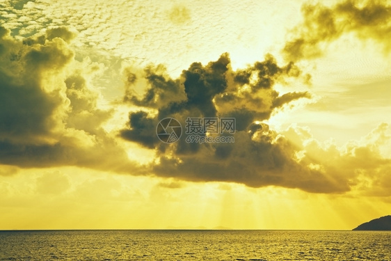 水平的金美丽日出在平静海面上萨穆伊泰国地平线图片