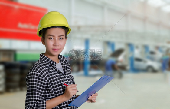 专业的助手木板亚洲女工程师和技机械正在检查和汽车修理厂一辆板上的名单妇女维修员和技工图片