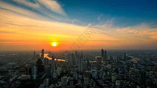 地铁标曼谷市摩天大楼和蓝空的中景象日落背以及国王宝座MahaNakhon的观点日出图片
