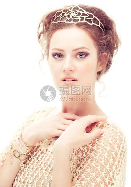 蓝色的年轻女人穿着白种金色的字塔和手镯脖子魅力图片