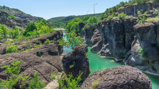 希腊河Meteora附近有绿水和美丽的岩层Veneikos河希腊有绿水差距自然环境图片