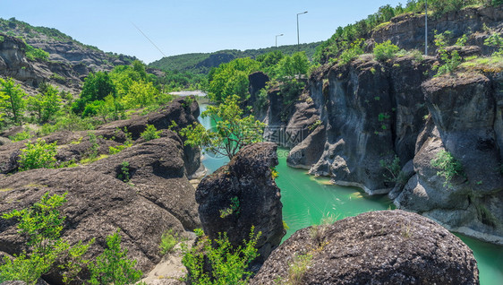 希腊河Meteora附近有绿水和美丽的岩层Veneikos河希腊有绿水差距自然环境图片