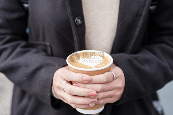 黑色的假期手握热咖啡纸杯心形拿铁咖啡艺术爱节日情人和免费塑料容器概念的妇女手饮料图片
