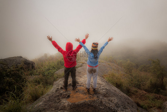 运动快乐的远足夫妇来到山顶上闪电夏天图片