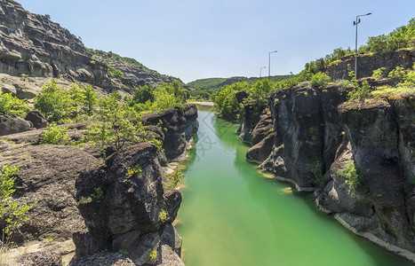 旅行户外卡拉巴希腊威尼斯河Meteora附近有绿水和美丽的岩层Veneikos河图片