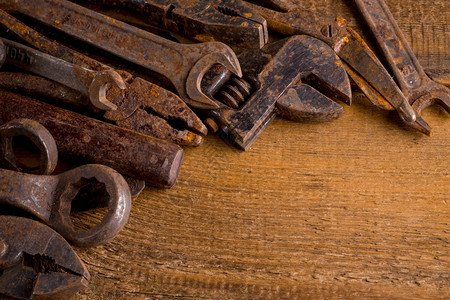 锁铁匠和金属加工车间的木制背景设备用于锁匠和金属加工车间的设备作金属的钥匙图片