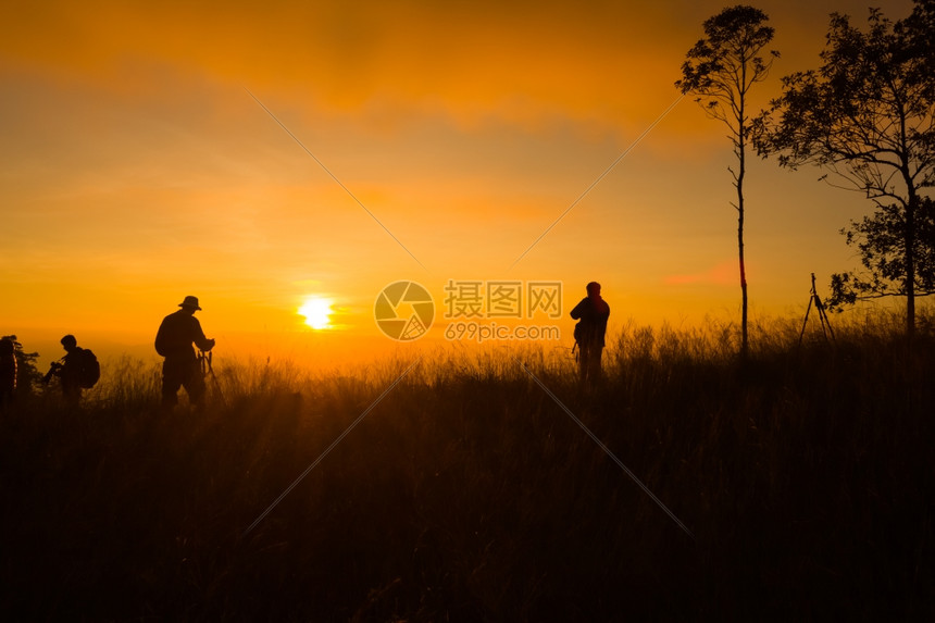 黑色的悬崖上摄影轮光片环境高图片