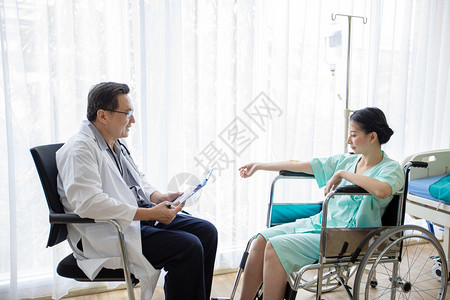 医生向坐在轮椅上的女病人谈论病情图片