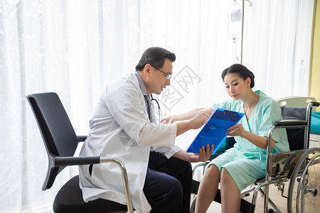医生向坐轮椅上的女病人谈论病情图片