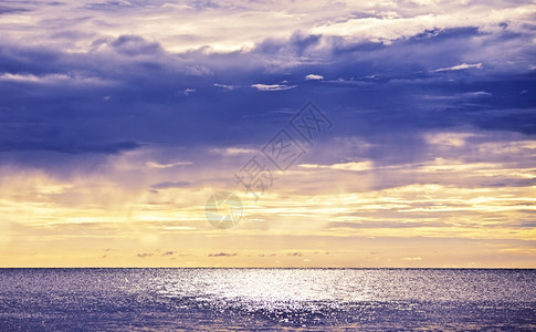 日出魔法暴风雨宁静的海面上美丽日落图片