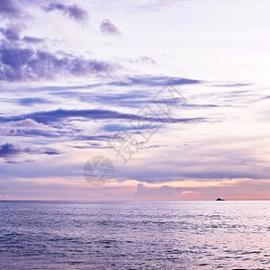 地平线宁静的海面上美丽日落水晚上图片