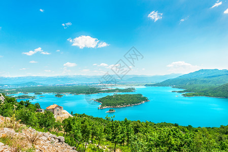 人造云黑山Slano湖在阳光明媚的夏日从黑山Slano湖上空观看天图片