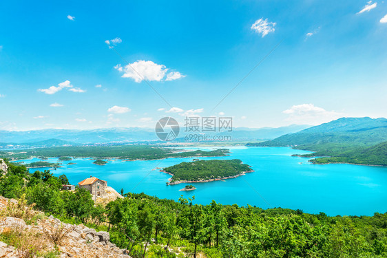 人造云黑山Slano湖在阳光明媚的夏日从黑山Slano湖上空观看天图片