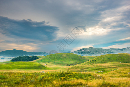 田园诗般的黑山丘云天空和绿草地黑山丘的云天和绿草爬坡道原图片