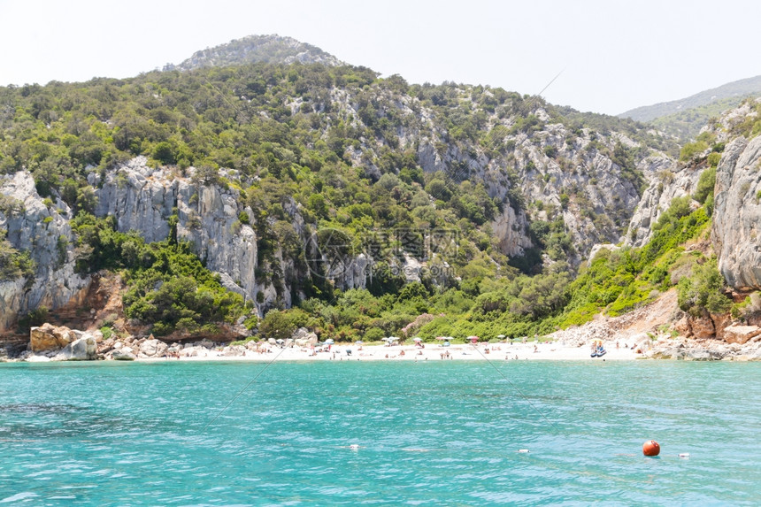 撒丁岛卡拉贡尼海岸周围的岩石和洞穴意大利绿松石弛图片