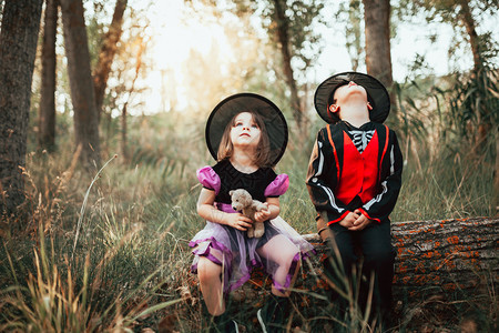 树木秋天微笑两个孩子在树林里伪装成万圣节图片
