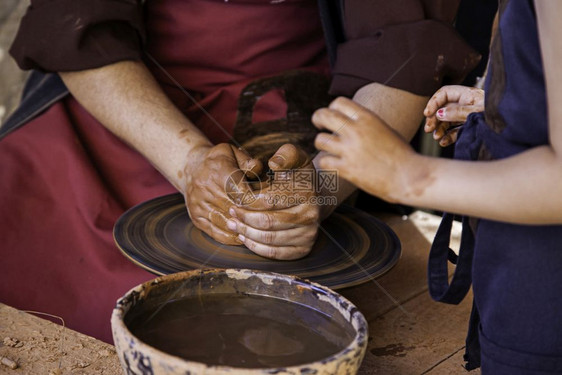 水壶罐西班牙的陶匠手塑造粘土工艺人术和创作细节一种图片