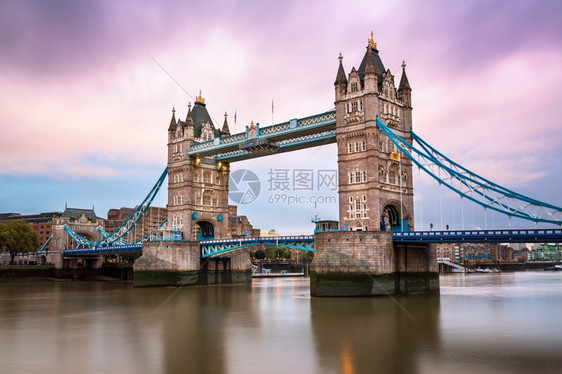 镇象征上午在联合王国伦敦举行的塔台桥和泰晤士河上午堤图片