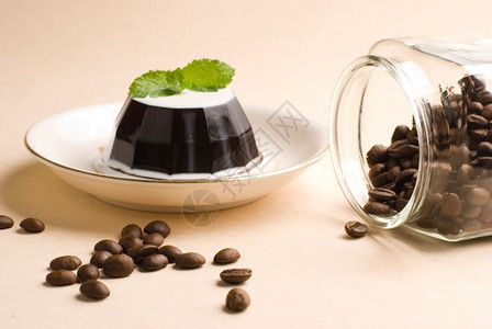 咖啡布丁和玻璃罐中的咖啡豆图片
