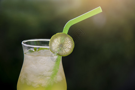 柑橘贝壳绿色柠檬鸡尾酒和Lime切片在夕阳夏日的概念图片