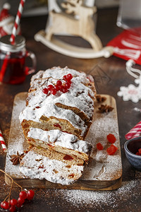 蔓越莓蛋糕肉桂德语烘烤的斯托伦是坚果香料干或罐头水的面包涂有糖粉和这是圣诞季节新年预烘烤时吃的传统德国面包背景