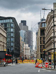 交通英国伦敦2018年3月1日在英国伦敦市维多利亚女王街施工期间道路关闭和分流标志在英国伦敦市维多利亚女王街道路关闭和分流标志期图片